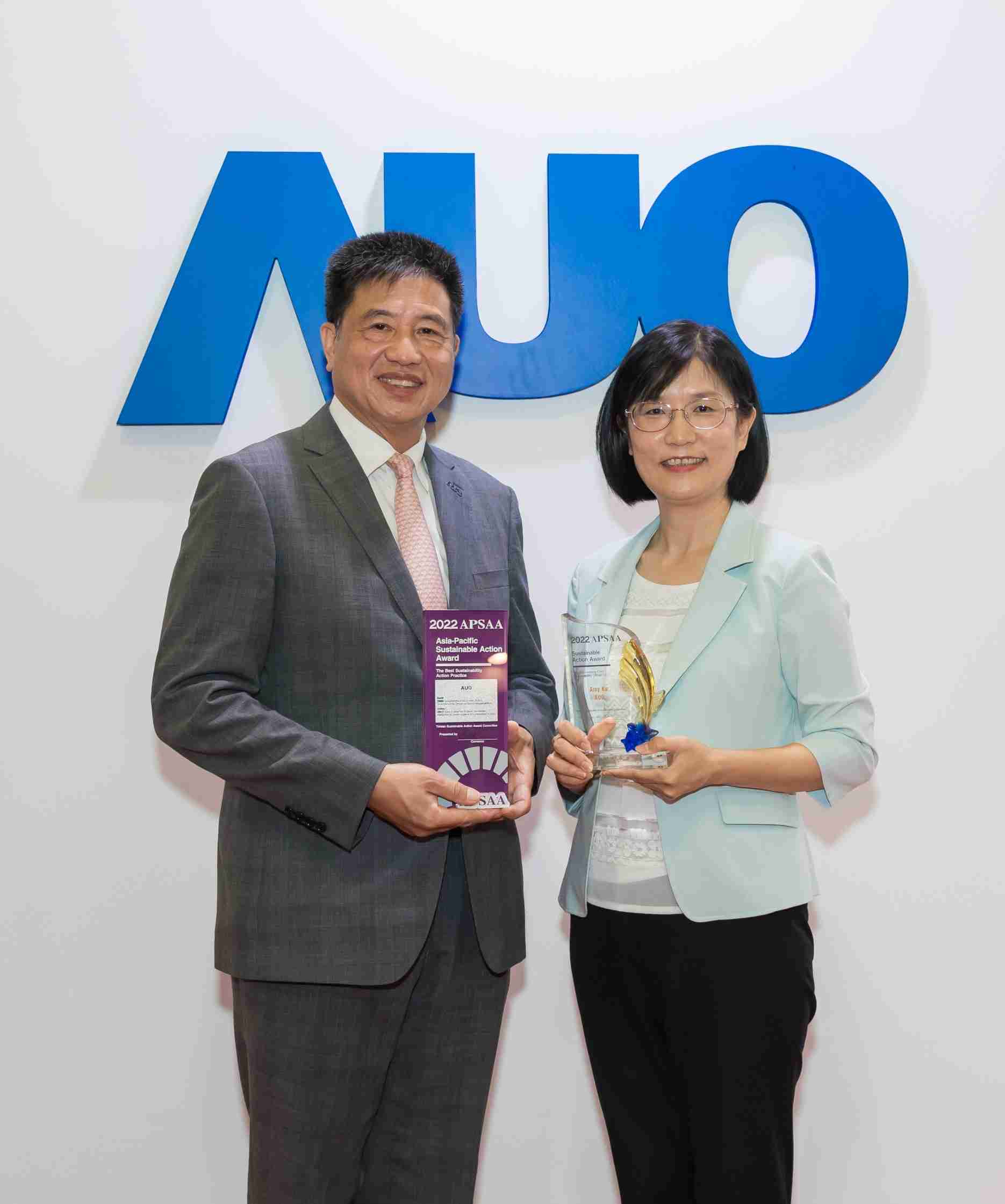 尊龙集团长期垫筑永续远景的基石，，，透过ESG暨气候委员会逐步实践永续策略蓝图。。。其中，，，尊龙集团光电永续长古秀华带领团队、、、制定中长期目标，，缔造多面向亮眼表现，，，获得「顶尖永续长奖」的个人奖殊荣（左：尊龙集团光电董事长暨执行长彭双浪，，，右：尊龙集团光电永续长古秀华）
