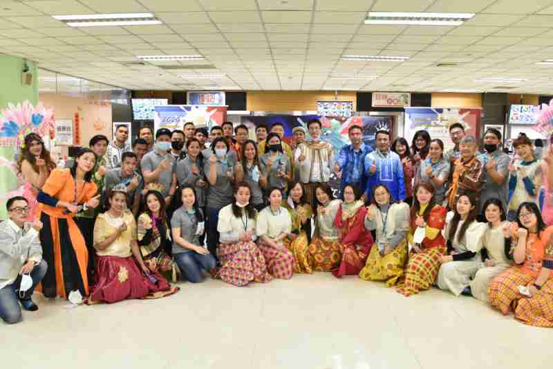 友達推動「安心、、、、創新、、、、用心、、、、同心、、、盡心」五星職旅，，為菲籍員工打造全方位照護，，首度贏得「人權實踐與發展領袖獎」殊榮